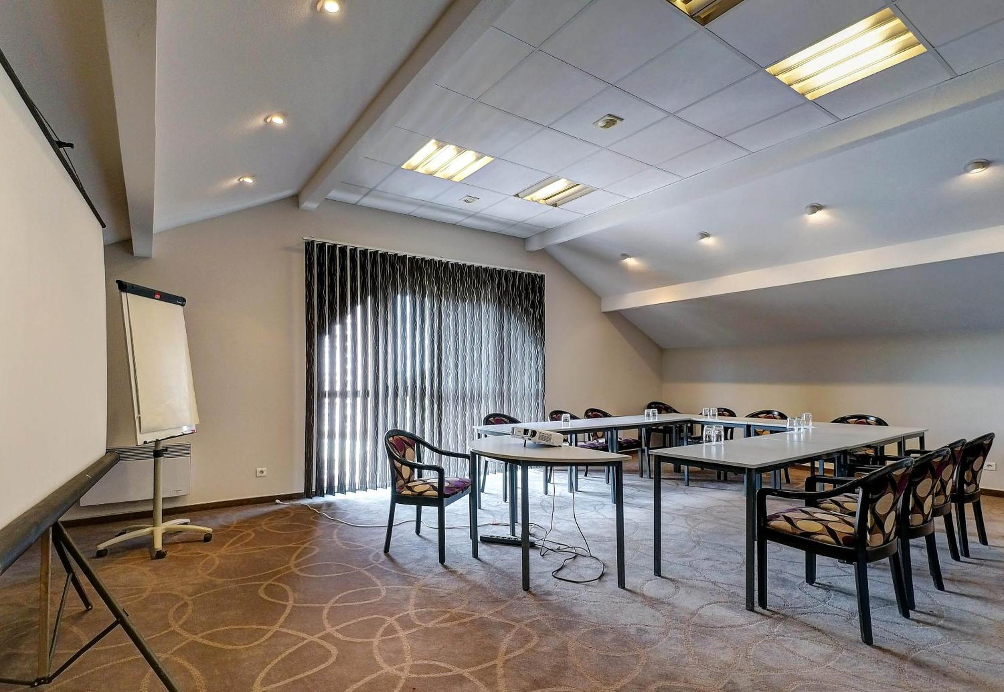B&B Hotel Montbeliard-โซชูส์ ภายนอก รูปภาพ