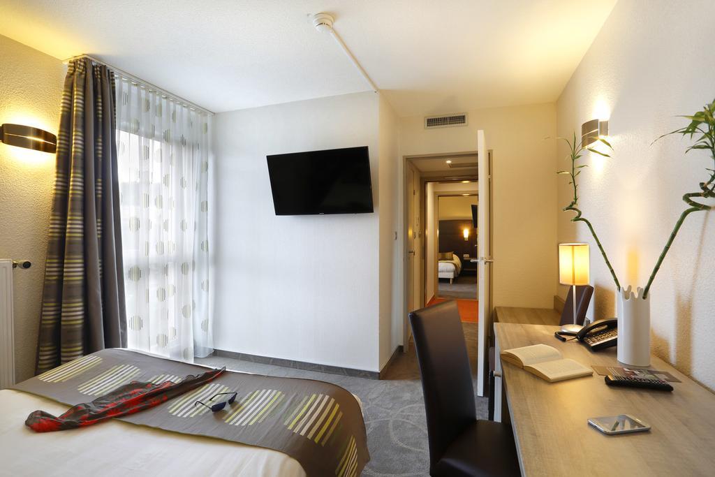 B&B Hotel Montbeliard-โซชูส์ ภายนอก รูปภาพ