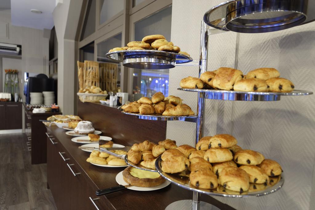 B&B Hotel Montbeliard-โซชูส์ ภายนอก รูปภาพ